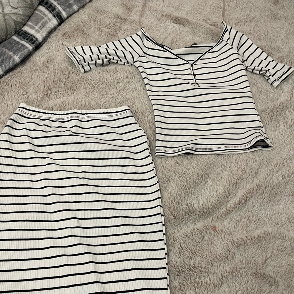 Im selling this pretty set of a skirt and blouse.